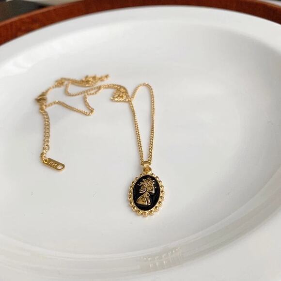 18K Gold Plated Vintage Queen Elizabeth Pendant Necklace - Picture 2 of 6